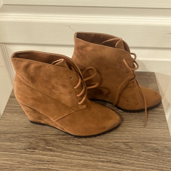 QUIPD WEDGE FAUX SUEDE LACE UP WEDGE ANKLE BOOTIES IN BROWN SIZE 7 - Picture 2 of 8